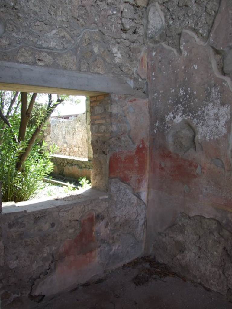 V.3.4 Pompeii. March 2009.  Front room on east side of Tablinum with window overlooking garden in south wall.