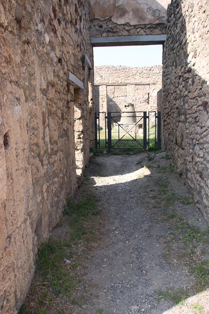 V.3.8 Pompeii. September 2011. East wall of entrance corridor, with hole for a door-lock.
Photo courtesy of Michael Binns.
