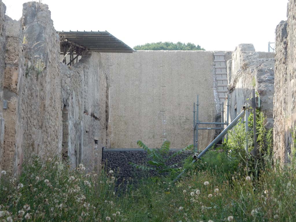 Vicolo di Lucrezio Frontone. June 2019. Looking north to new excavations between V.3 and V.4, at north end.
On the left are the doorways to V.3.11 and 12, and another smaller doorway. On the right is V.4.
Photo courtesy of Buzz Ferebee.
