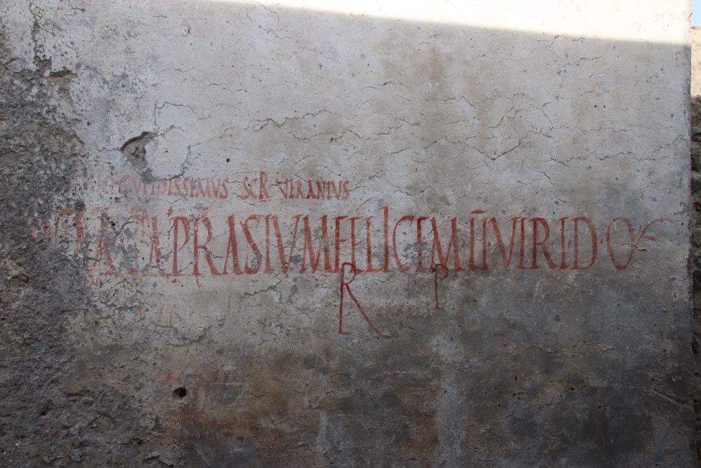 Vicolo dei Balconi, Pompeii. October 2022. 
Painted inscription on east side of roadway, between entrance doorways B6 and B7, opposite the Casa di Orione in V.2. 
Photo courtesy of Klaus Heese.

