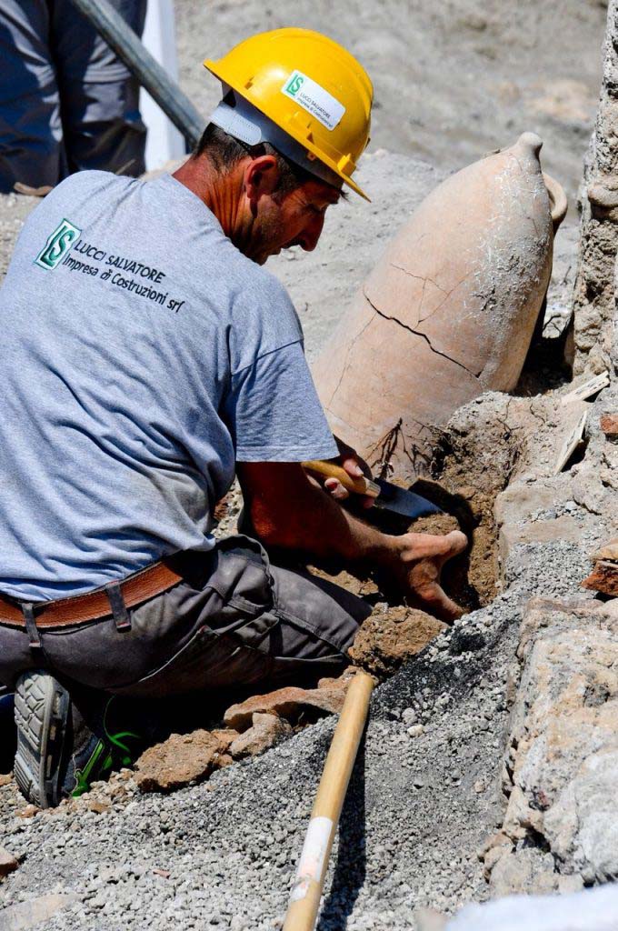 Vicolo dei Balconi under excavation, June 2018. Discovery of amphorae.
La scoperta delle anfore.
Photograph © Parco Archeologico di Pompei.
