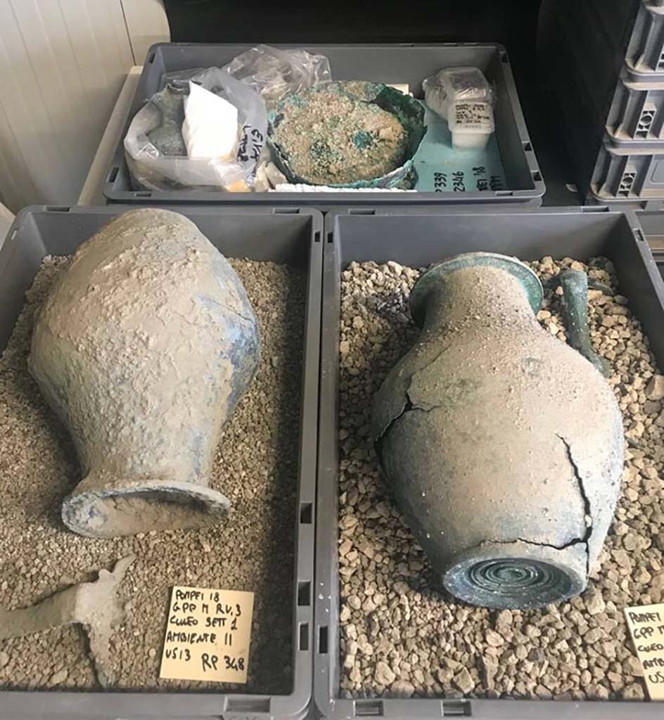 Regio V Pompeii. 2018. Items found in the “Cuneo” in 2018 excavations. 

Oggetti trovati nel "Cuneo" negli scavi del 2018.

Photograph © Parco Archeologico di Pompei.

