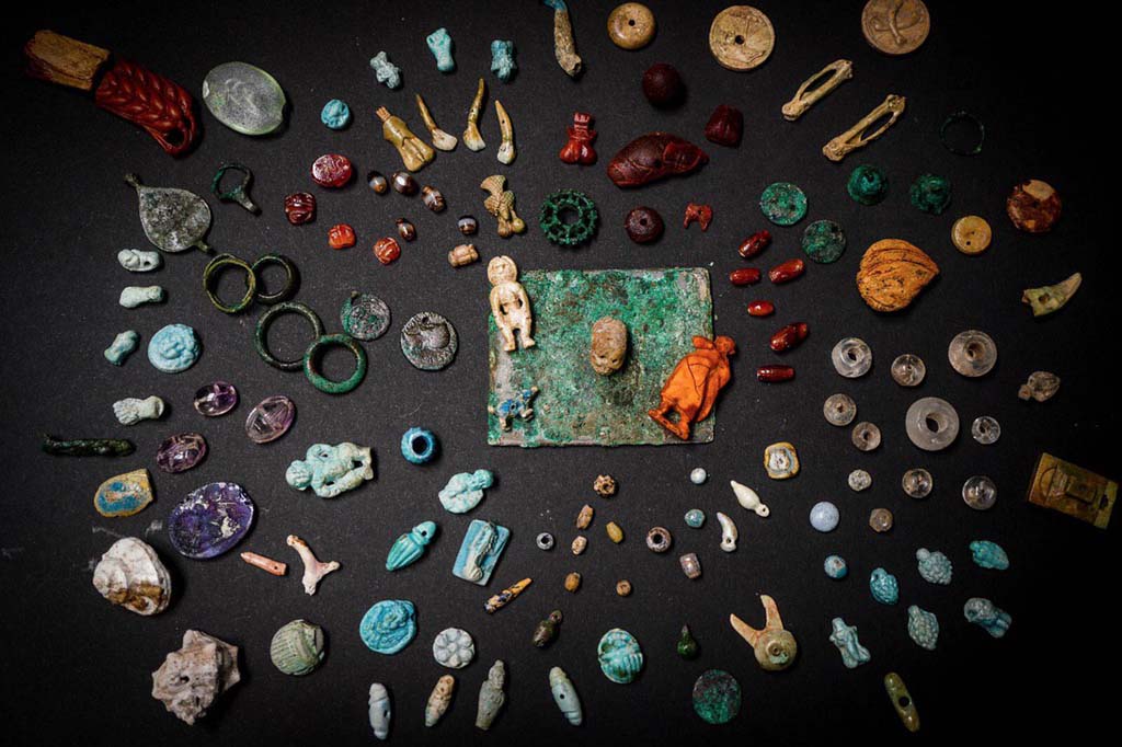 Regio V Pompeii. 2019. Gems found in the Casa con Giardino. 
Photograph © Parco Archeologico di Pompei.


