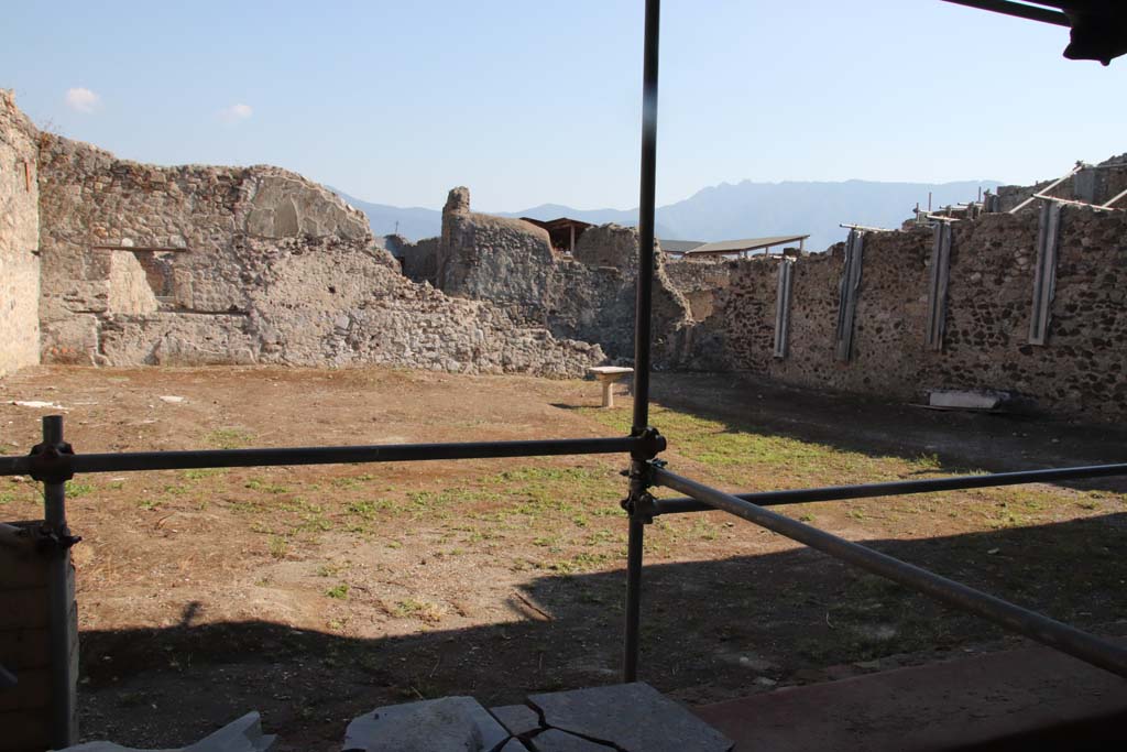 V.3 Pompeii. Casa del Giardino. October 2018. Ambiente 7 is to the right covered in white material. Ambiente 8 is to its left (centre) and the fauces to the left.

Ambiente 7 è a destra coperto di materiale bianco. Ambiente 8 è a sinistra (al centro) e i fauces a sinistra.

Photograph © Parco Archeologico di Pompei.