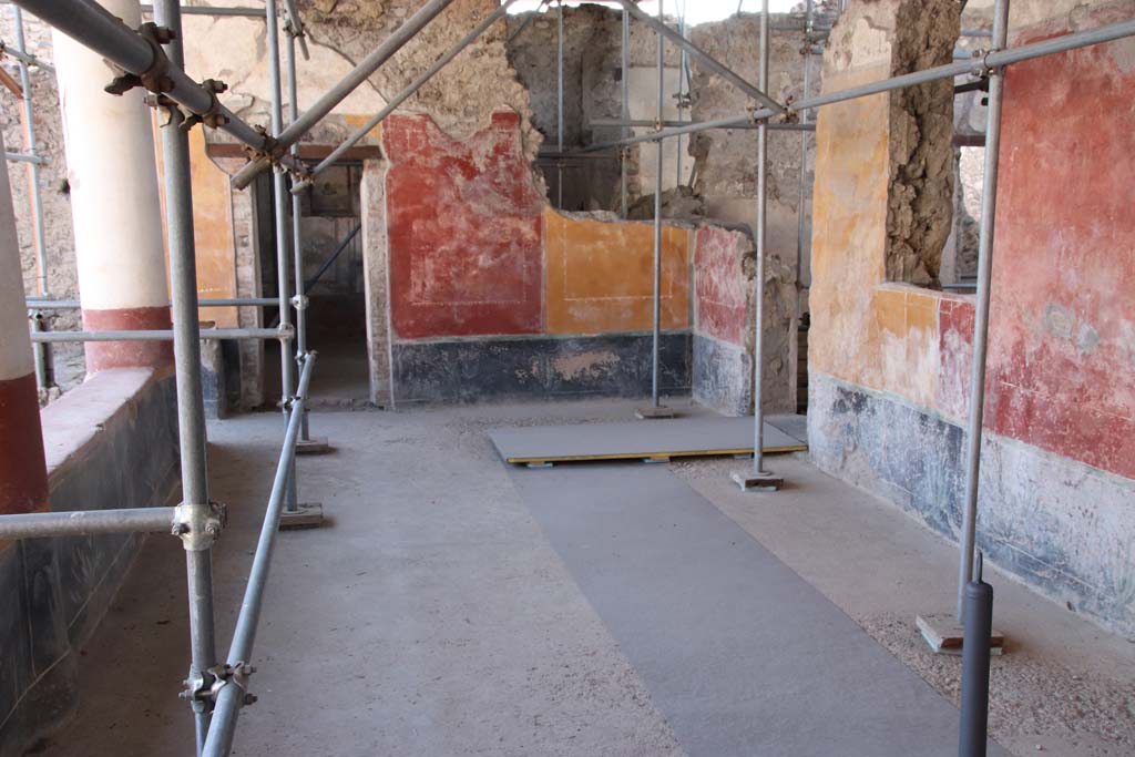 V.3 Pompeii. Casa del Giardino. September 2021. 
Looking south on Vicolo dei Balconi, towards entrance doorway, on left. Photo courtesy of Klaus Heese.
