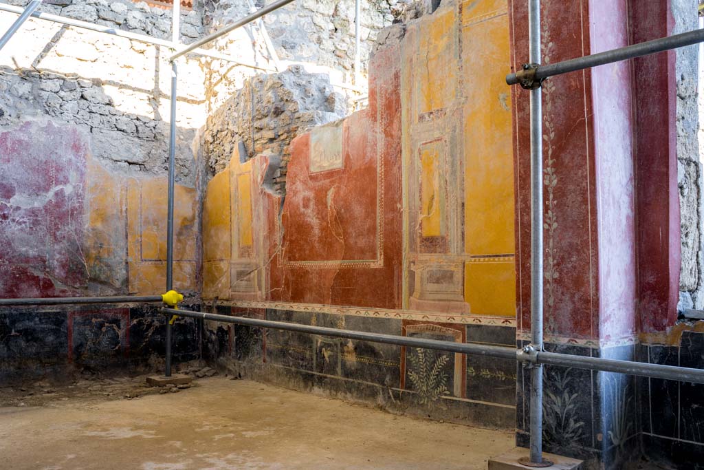 V.3 Pompeii. Casa del Giardino. October 2021. 
Room 1, looking towards south-east corner and south wall. Photo courtesy of Johannes Eber.

