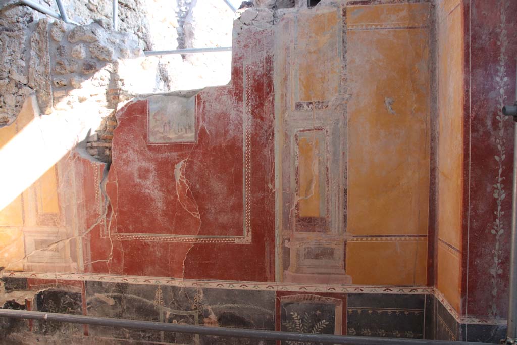 V.3 Pompeii. Casa del Giardino. September 2021. 
Room 3, central painting on west wall of triclinium showing Hercules.
Photo courtesy of Klaus Heese.
