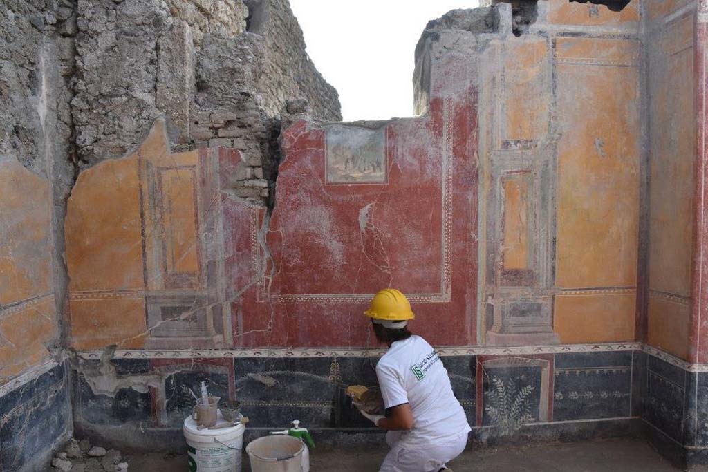 V.3 Pompeii. Casa del Giardino. October 2018. Ambiente 3, north wall with fresco of Venus and cupid.

Ambiente 3, parete nord con affresco di Venere e amorino.

Photograph © Parco Archeologico di Pompei.
