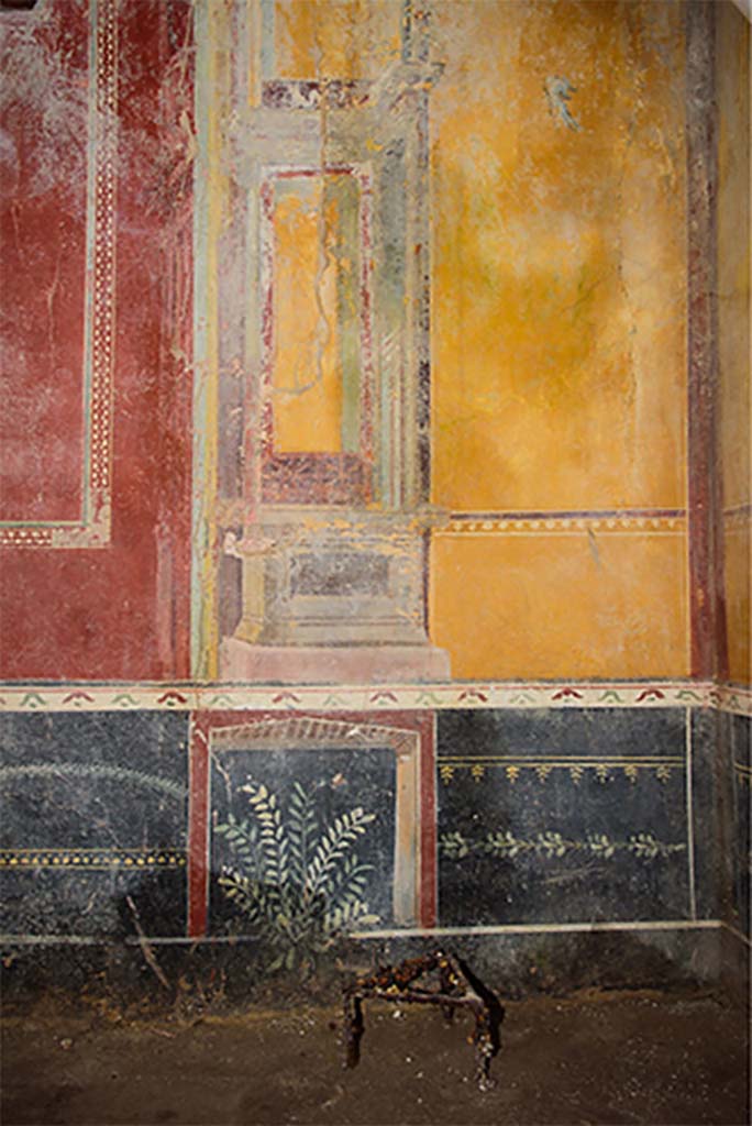V.3 Pompeii. Casa del Giardino. January 2019. 
Room 1, south wall, west end. A tripod is on the floor.
Ambiente 1, parete sud, estremità ovest. Un treppiede è sul pavimento.
Photograph © Parco Archeologico di Pompei.
