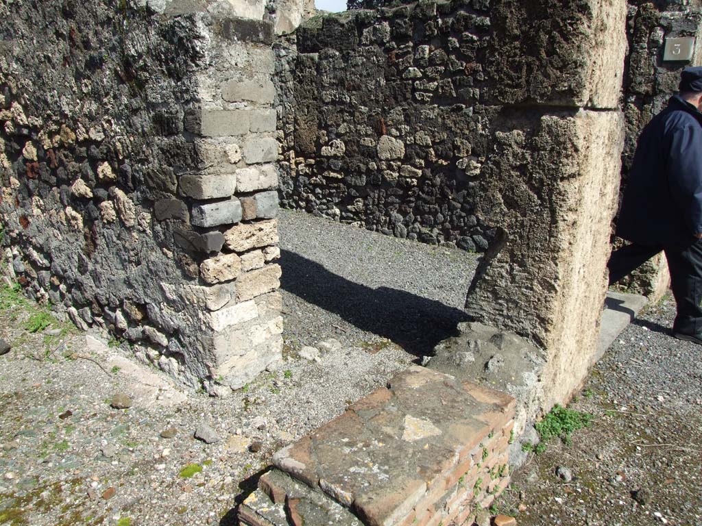 V.4.3 Pompeii. March 2009. Doorway in east wall from V.4.2 to entrance corridor of V.4.3.