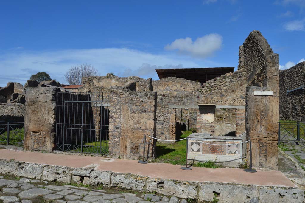 V.4.6 Pompeii and the corner at V.4.7 on Via di Nola. March 2018. Looking north to entrances.
Foto Taylor Lauritsen, ERC Grant 681269 DÉCOR.


