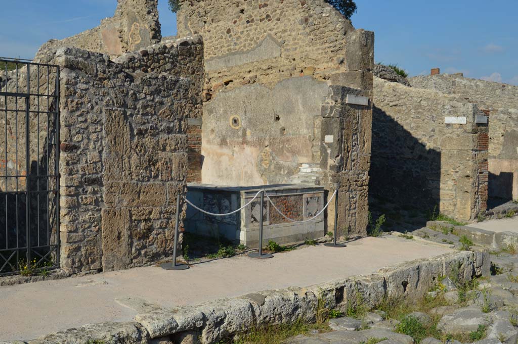 V.4.7 Pompeii, in centre. October 2017. 
Looking towards entrance doorway on corner of junction with Vicolo dei Gladiatori, on right.
Foto Taylor Lauritsen, ERC Grant 681269 DÉCOR.

