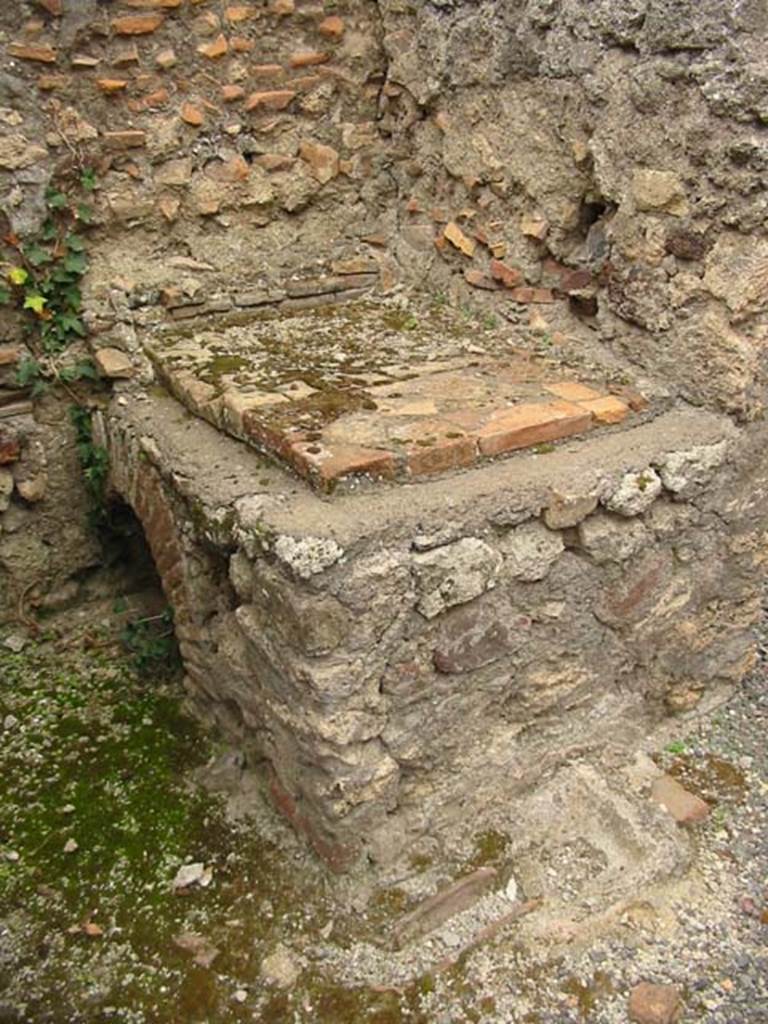 V.4.7 Pompeii. May 2003. Looking towards stone bench or hearth, with recess below. Photo courtesy of Nicolas Monteix.