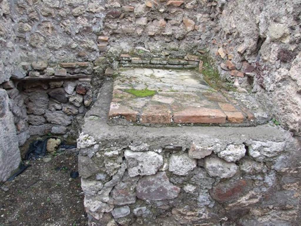 V.4.7 Pompeii.  December 2007.  Stone bench or hearth with terracotta tiles on the top.