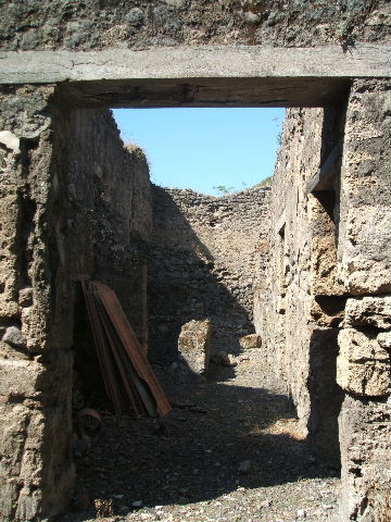 V.4.10 Pompeii.  March 2009.  South wall of Latrine and dog kennel. 