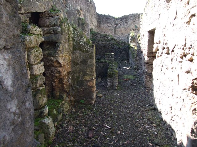 V.4.10 Pompeii.    March 2009.  Entrance to Triclinium in north west corner of house.