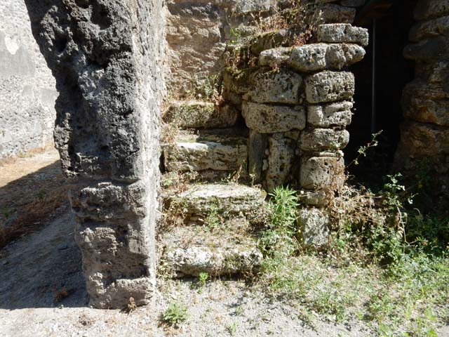 V.4.10 Pompeii.    March 2009.  East wall of Triclinium.