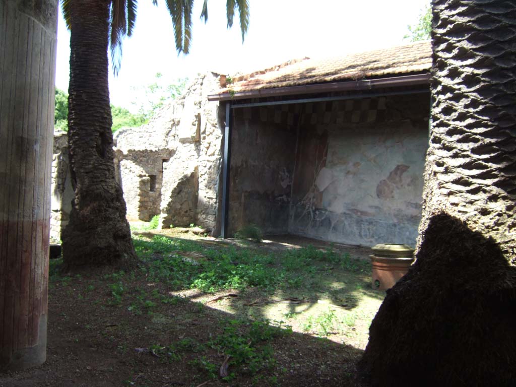 V.4.a Pompeii. May 2006. Looking across garden from portico to kitchen area at west end of hunting fresco.