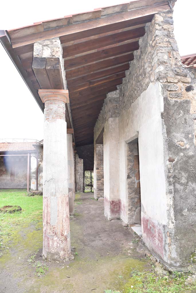 V.4.a Pompeii. March 2018. 
Room ‘l’ (L), looking east along south portico of garden area towards the rear doorway at V.4.11, centre left.      
Foto Annette Haug, ERC Grant 681269 DÉCOR
