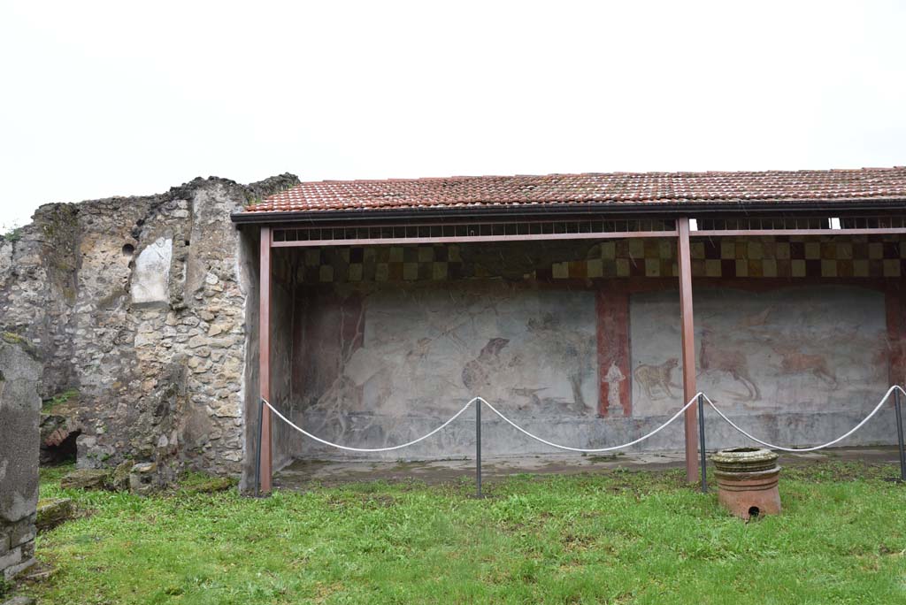 V.4.a Pompeii. March 2018. Room ‘l’ (L), looking towards north-west corner of garden fresco, with kitchen/latrine, on left.      
Foto Annette Haug, ERC Grant 681269 DÉCOR

