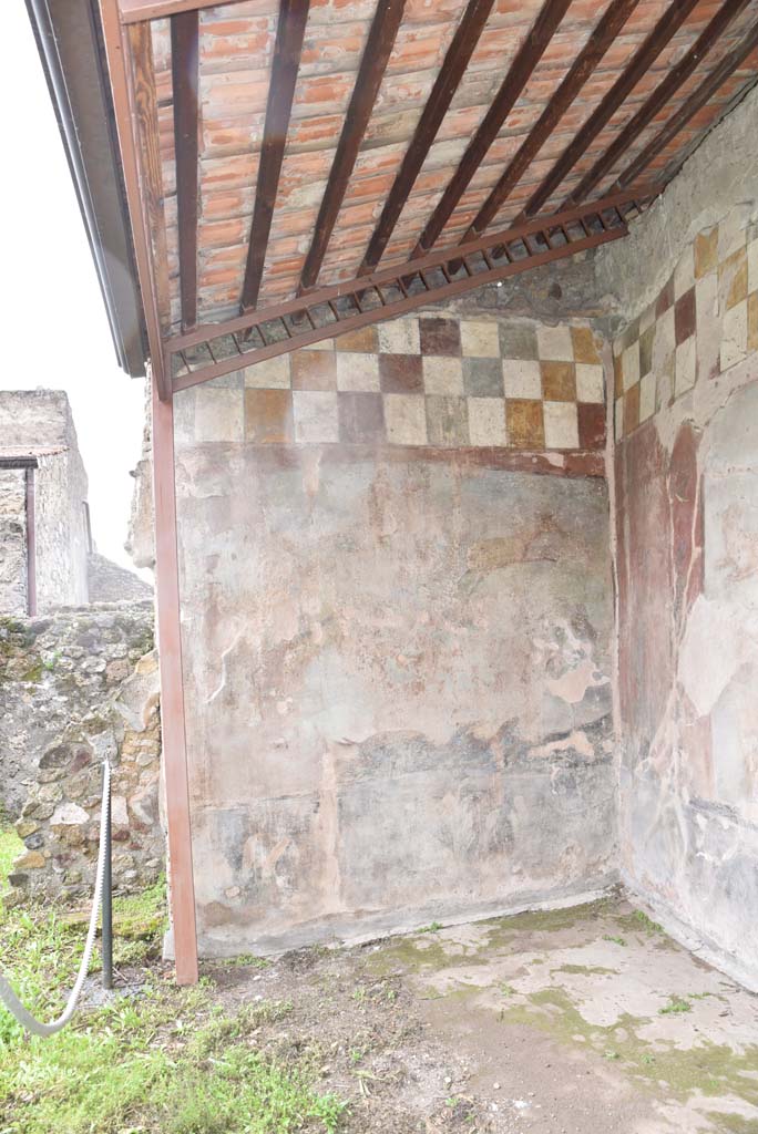 V.4.a Pompeii. March 2018. Room ‘l’ (L), looking towards west wall in north-west corner.       
Foto Annette Haug, ERC Grant 681269 DÉCOR

