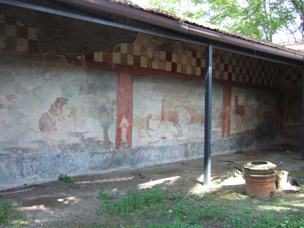 V.4.a Pompeii. May 2006. Hunting fresco with life-size animals on north wall of garden area.