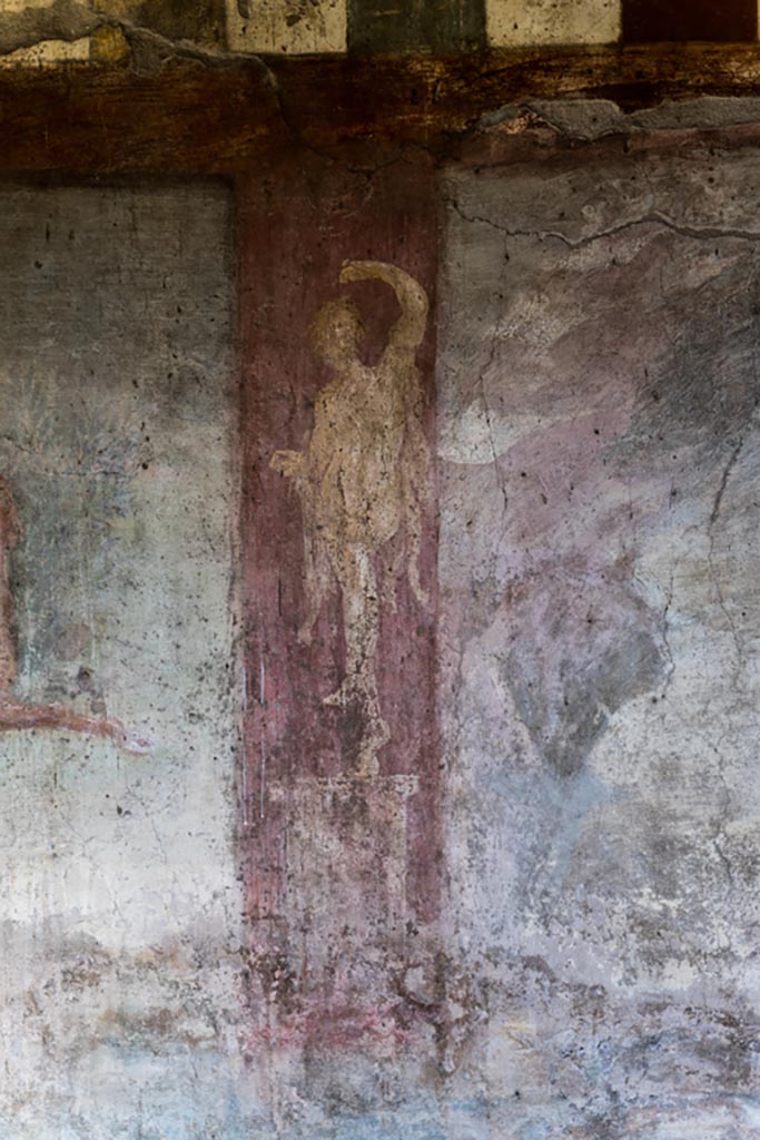 V.4.a Pompeii. January 2023. 
Centre of east wall, detail of figure separating panels. Photo courtesy of Johannes Eber.

