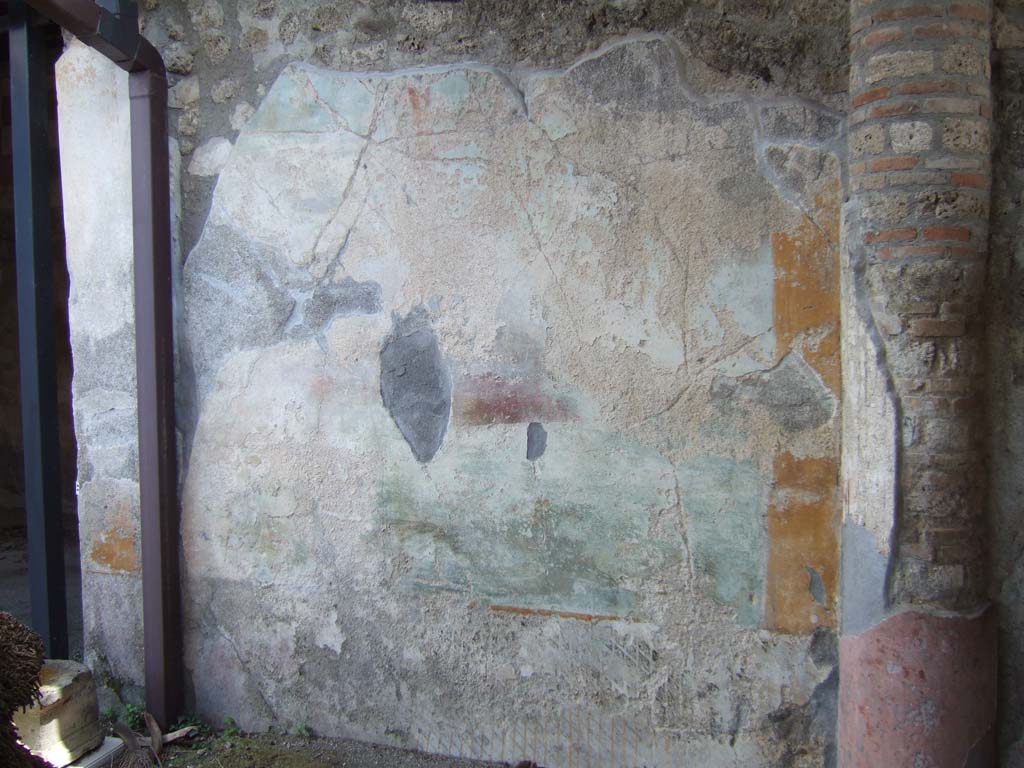 V.4.a Pompeii. May 2006. Room ‘l’ (L), east wall in south-east corner of garden.