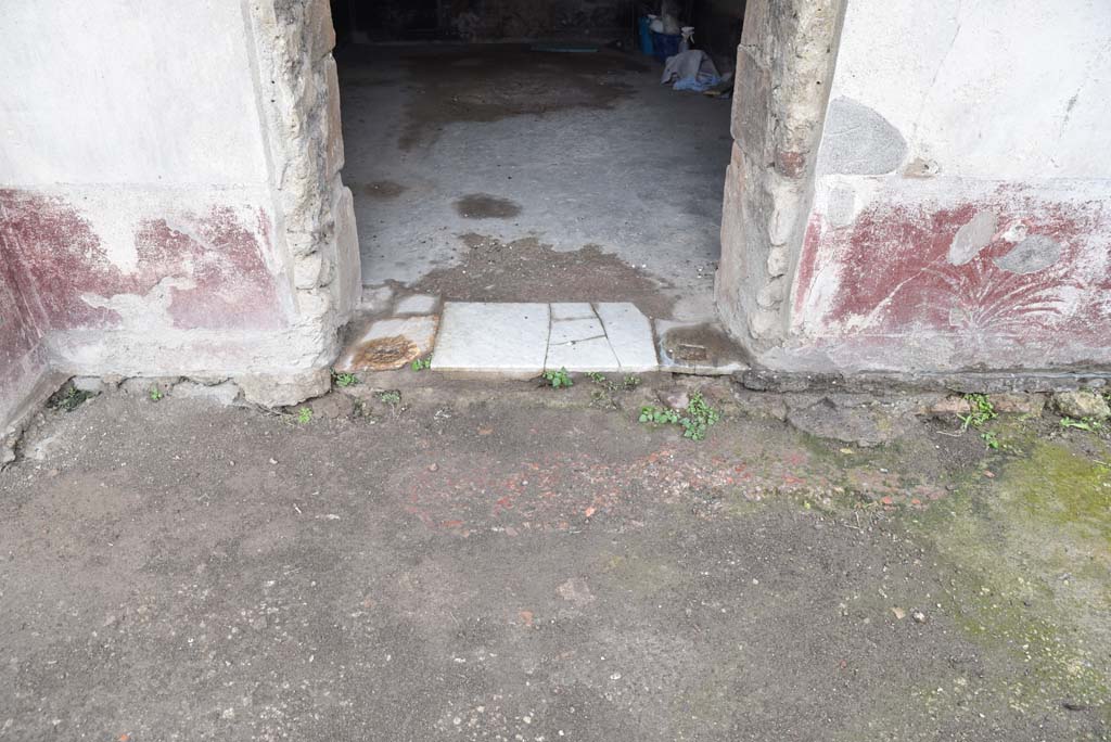V.4.a Pompeii. March 2018. Room ‘s’, looking south across south portico towards doorway threshold. 
Foto Annette Haug, ERC Grant 681269 DÉCOR.
