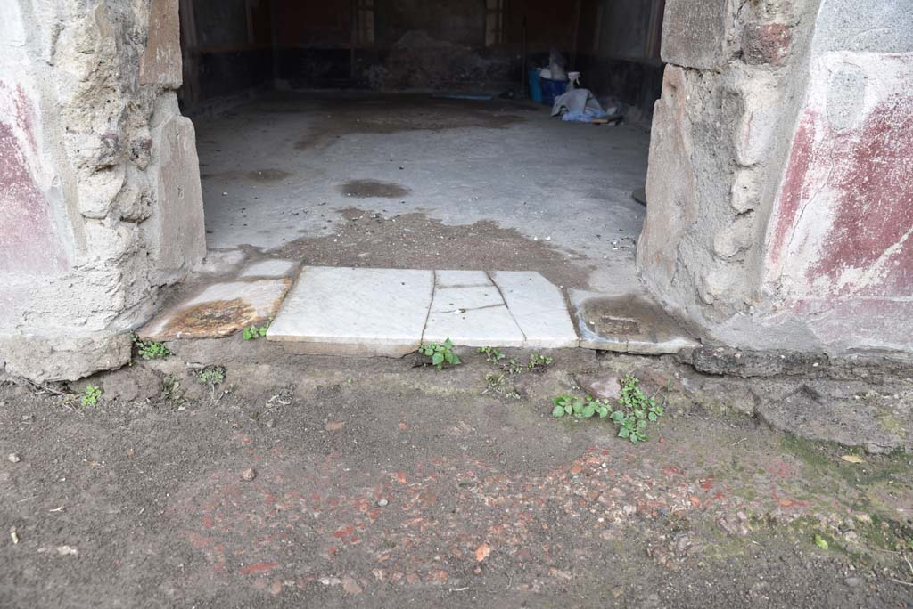 V.4.a Pompeii. March 2018. Room ‘s’, doorway threshold.
Foto Annette Haug, ERC Grant 681269 DÉCOR.
