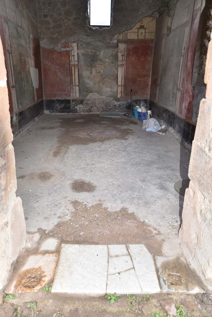 V.4.a Pompeii. March 2018. Room ‘s’, looking south through doorway.
Foto Annette Haug, ERC Grant 681269 DÉCOR.
