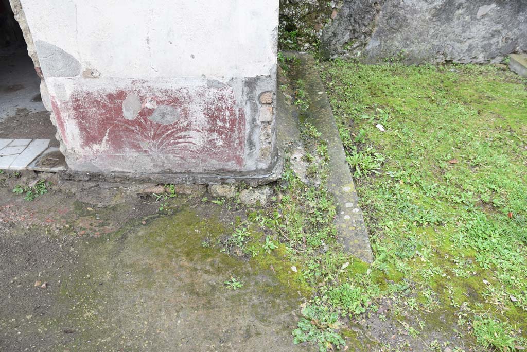 V.4.a Pompeii. March 2018. 
Room ‘s’, painted zoccolo on lower wall on west side (right) of doorway. The small original garden area is on the right.
Foto Annette Haug, ERC Grant 681269 DÉCOR.
