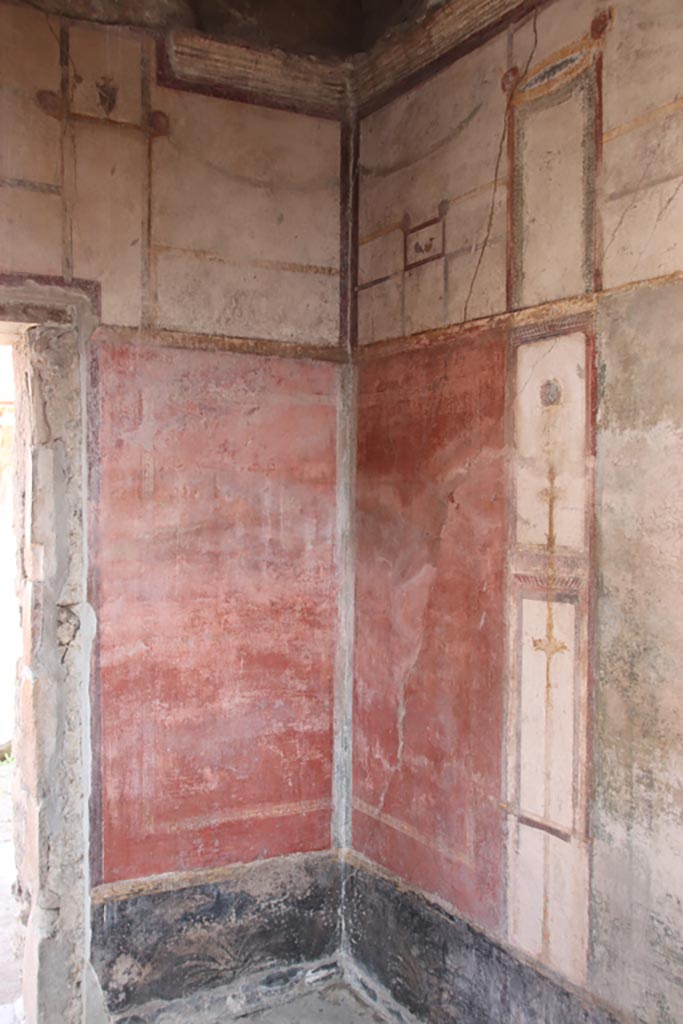 V.4.a Pompeii. October 2023. 
Room ‘s’, looking towards north-east corner. Photo courtesy of Klaus Heese.

