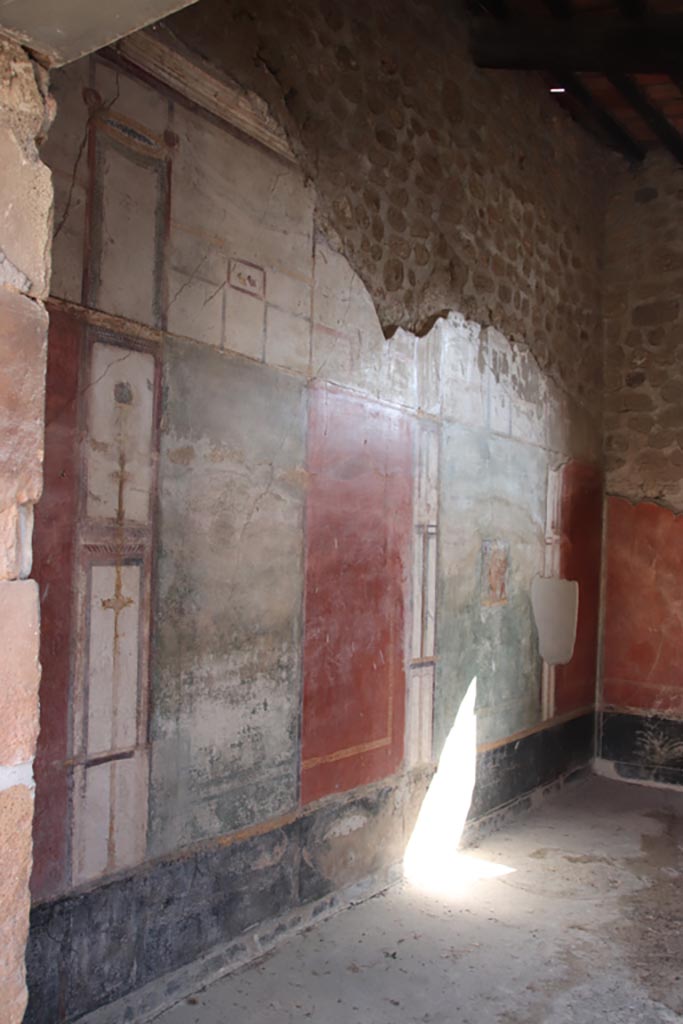  
V.4.a Pompeii. October 2023. Room ‘s’, looking south along east wall. Photo courtesy of Klaus Heese.
