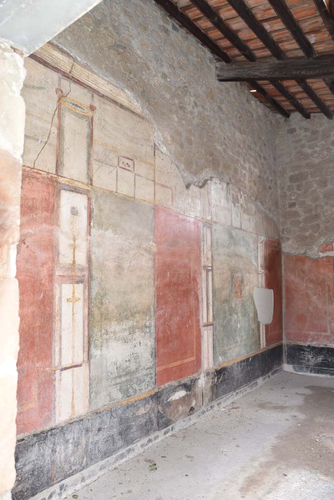 V.4.a Pompeii. March 2018. Room ‘s’, looking towards east wall.
Foto Annette Haug, ERC Grant 681269 DÉCOR.
