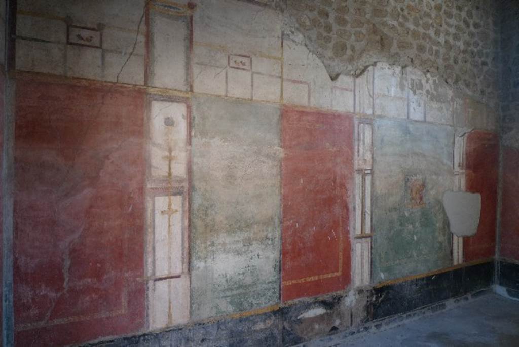 V.4.a Pompeii. July 2010. East wall of summer triclinium. Photo courtesy of Michael Binns.