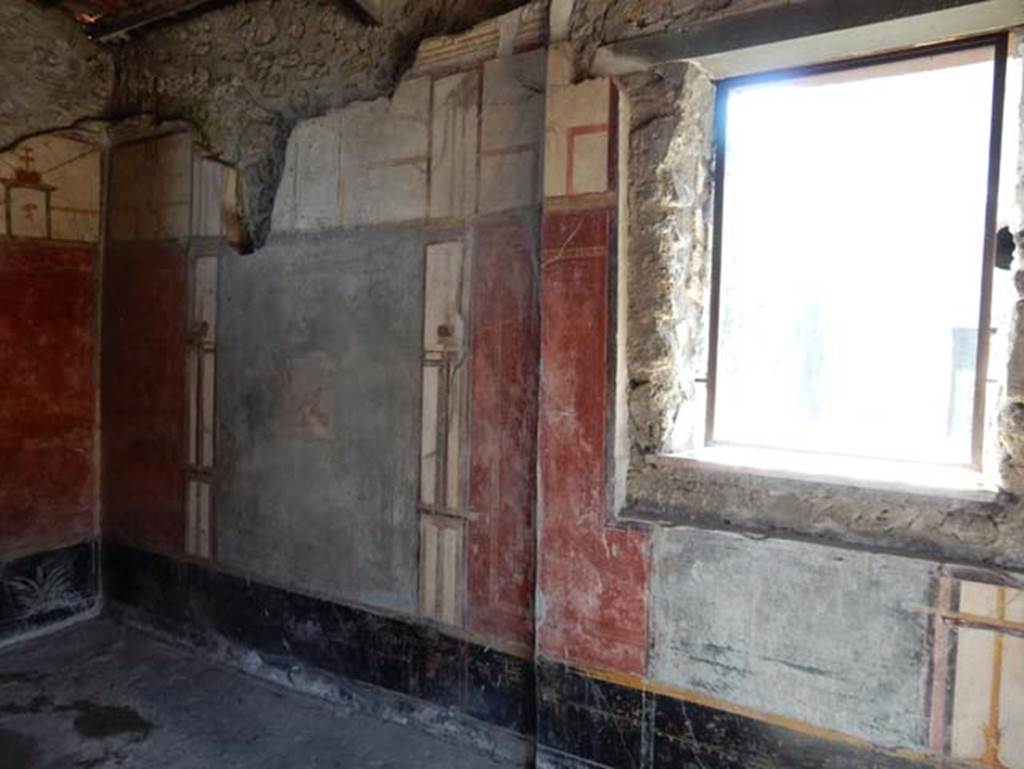 V.4.a Pompeii. May 2015. Looking towards south-west corner and west wall. Photo courtesy of Buzz Ferebee.

