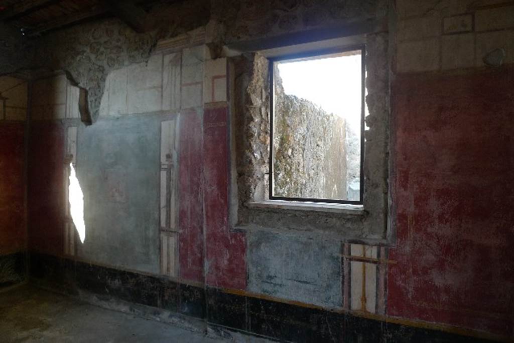 V.4.a Pompeii. July 2010. West wall of summer triclinium. Photo courtesy of Michael Binns.
