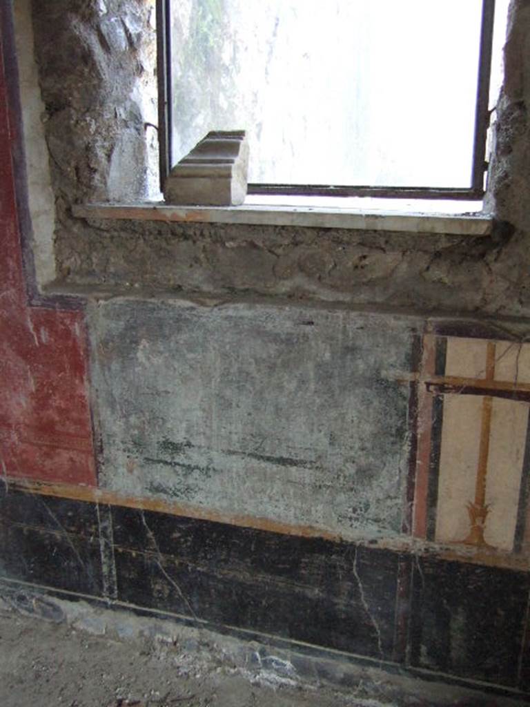 V.4.a Pompeii.  May 2006. Summer triclinium, west wall with window overlooking small garden.  