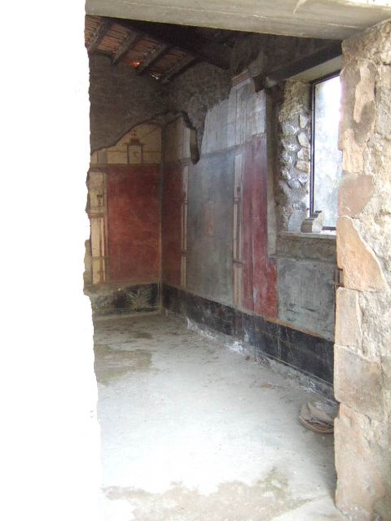 V.4.a Pompeii.  May 2006. Summer triclinium. Looking south