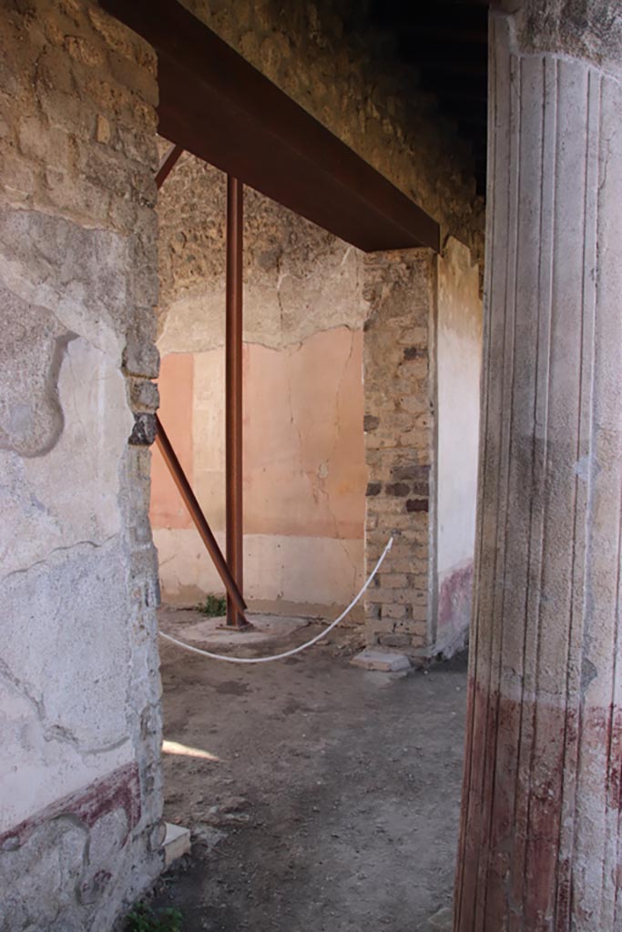 V.4.a Pompeii. October 2023. 
Room ‘t’, looking through doorway from south portico, towards west wall of exedra. 
Photo courtesy of Klaus Heese.
