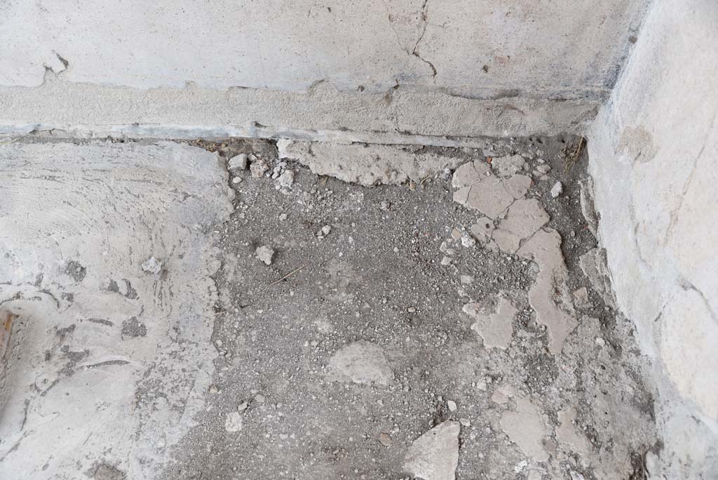 V.4.a Pompeii. March 2018. Room t, remaining flooring in north-west corner.
Foto Annette Haug, ERC Grant 681269 DÉCOR.
