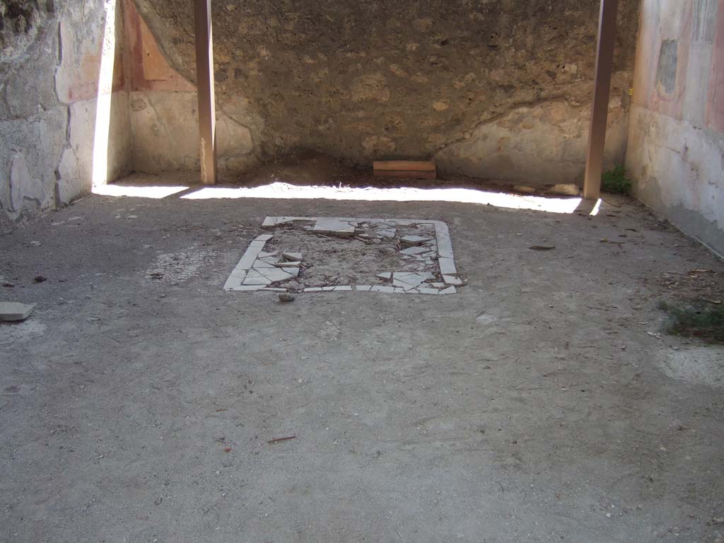 V.4.a Pompeii. May 2006. Room ‘t’, looking south across exedra.
