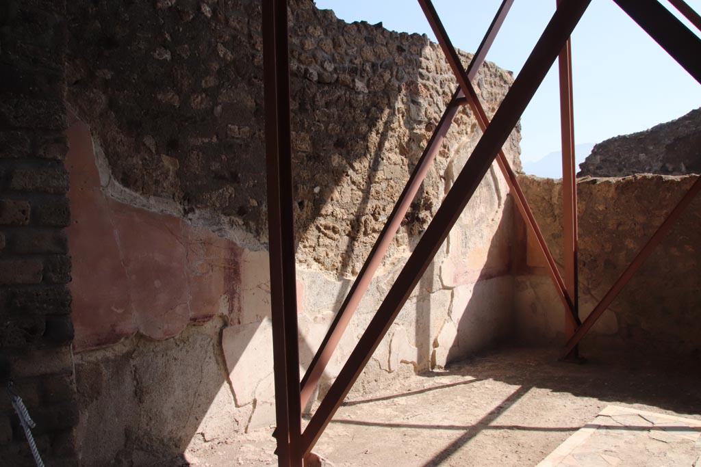 V.4.a Pompeii. October 2023. Room ‘t’, looking south along east wall. hoto courtesy of Klaus Heese.