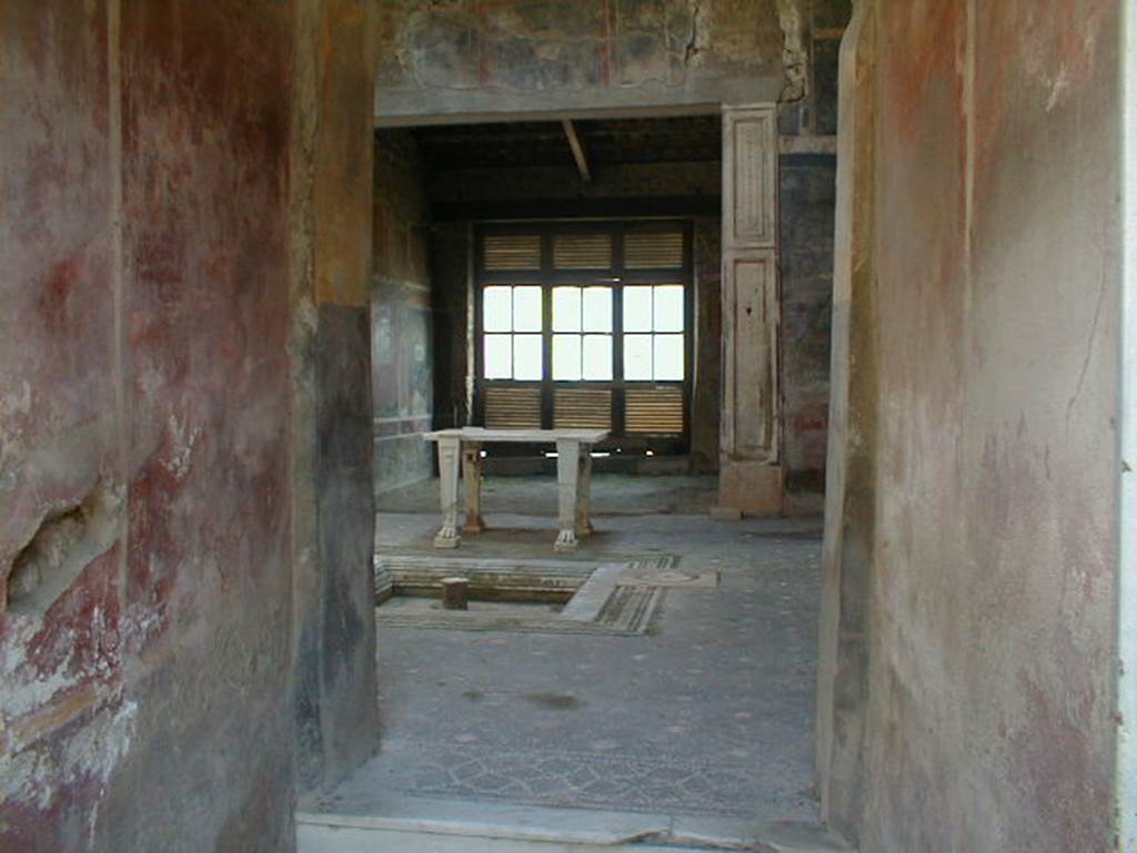 V.4.a Pompeii. September 2004.  Looking into atrium from entrance corridor.

