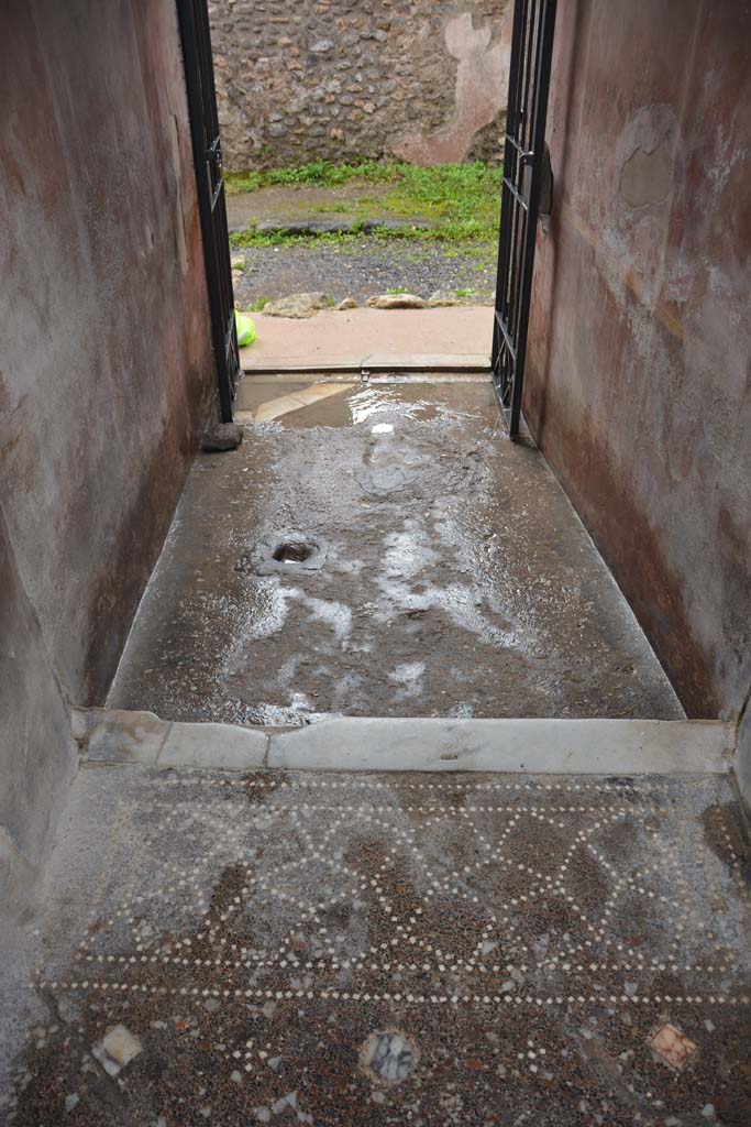 V.4.a Pompeii. March 2018. 
Looking west along entrance corridor/fauces towards entrance doorway, from atrium.  
Foto Annette Haug, ERC Grant 681269 DÉCOR

