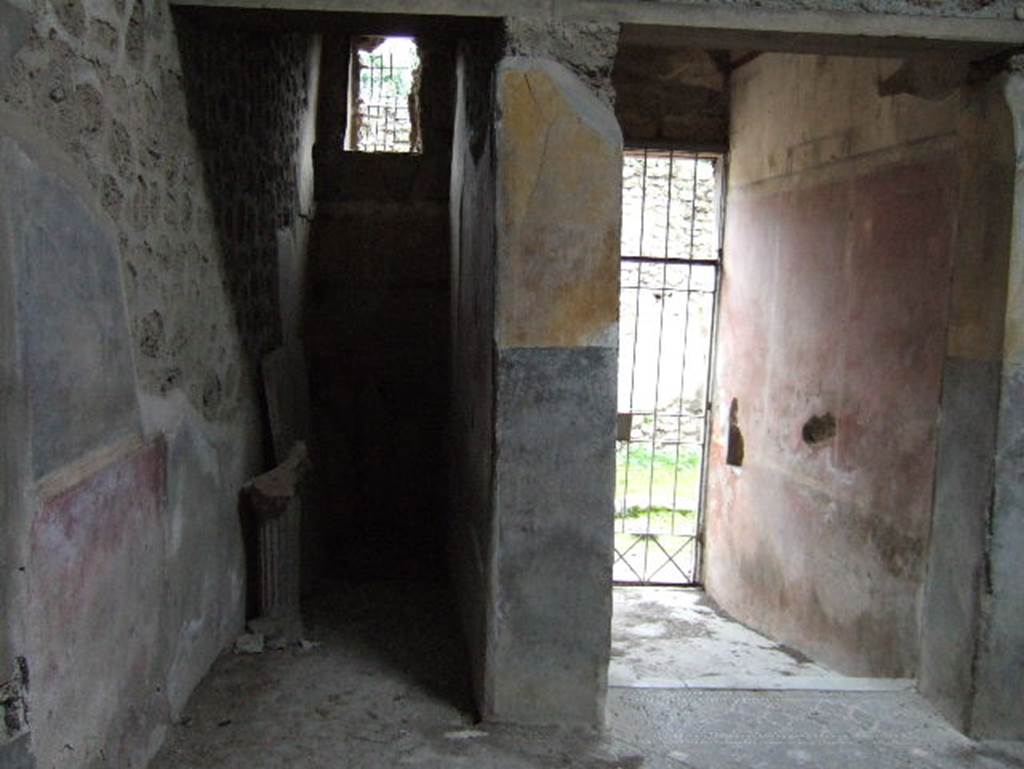 V.4.a Pompeii. December 2005. Looking west to storeroom on south side of entrance corridor.