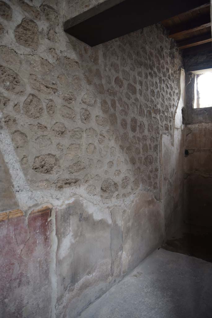 V.4.a Pompeii. March 2018. Room ‘d’, looking west along south wall.
Foto Annette Haug, ERC Grant 681269 DÉCOR.
