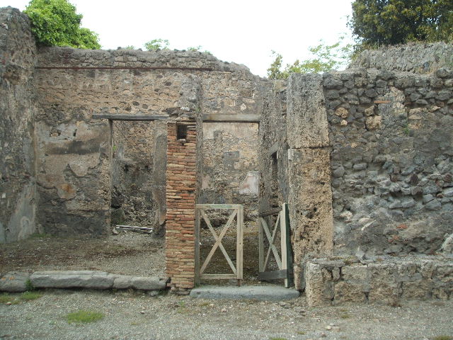 V.5.2 Pompeii. December 2007. Entrance on Via di Nola, with masonry bench and small window on the east side of the doorway. According to Mau, above the bench was a trace of a small slanting roof that protected anyone sitting on the bench from the sun and rain. See Not.Scavi, 1895, p.154.
