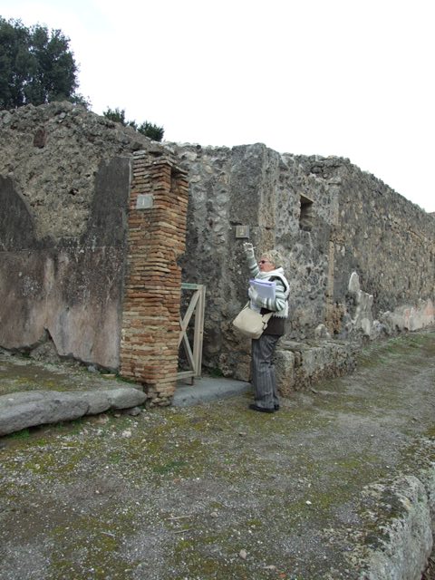 V.5.2 Pompeii. May 2010. Doorway on east side of entrance corridor.
According to Not.Scavi, 1895, p. 150, this doorway led to cubiculum “c”. 

